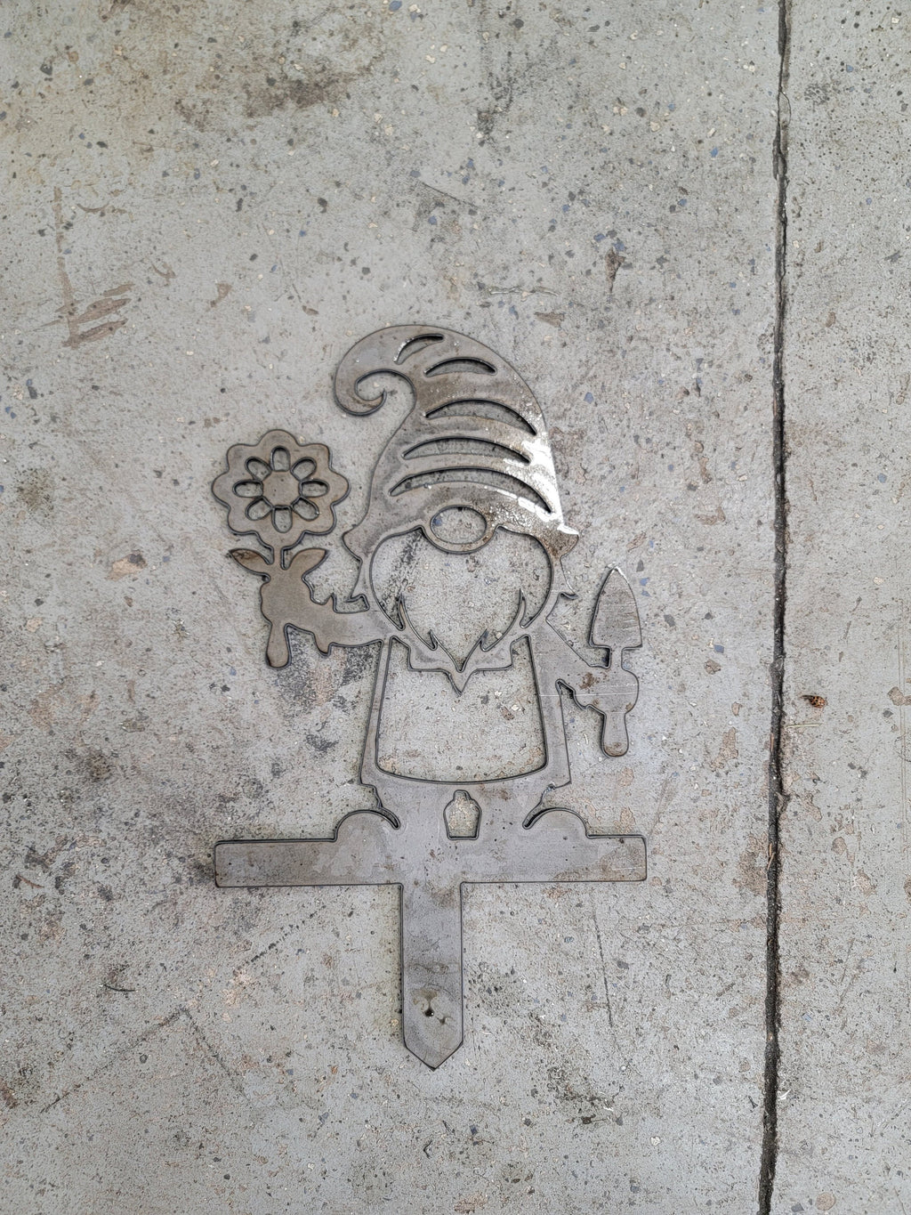 Gnome with Flower and Trowel Garden Stake finished metal example (photo 4)