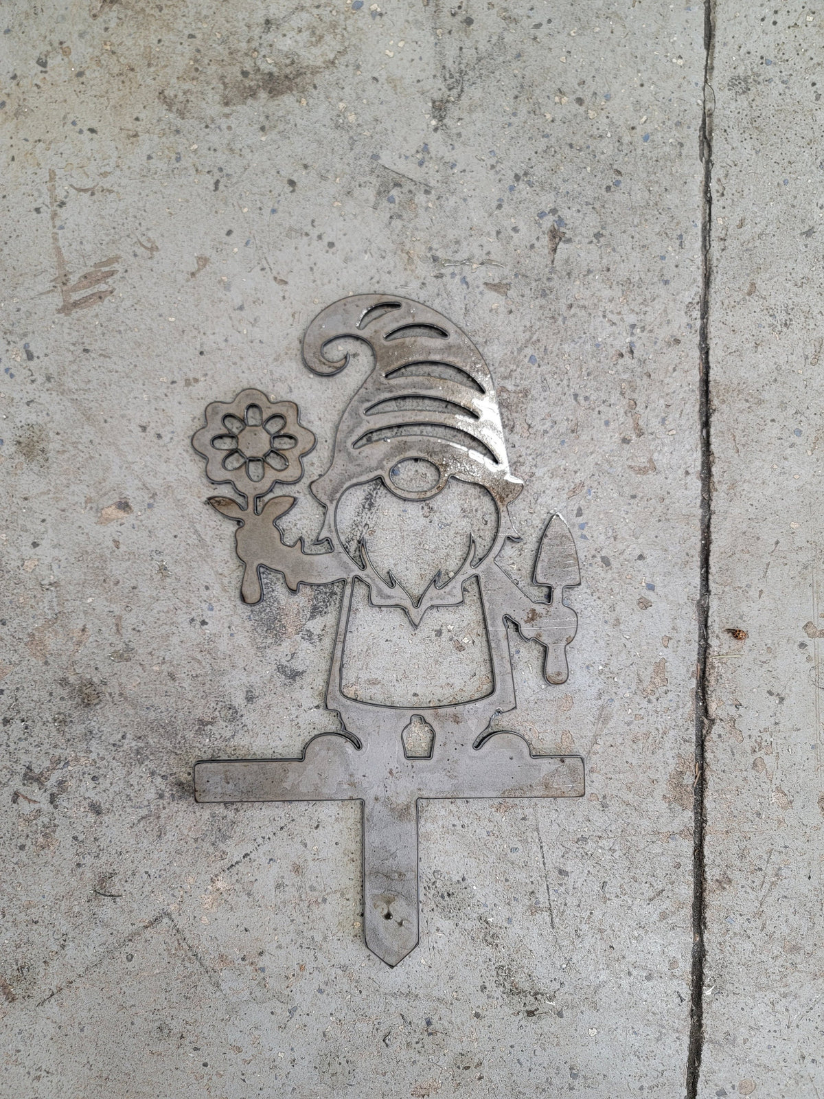 Gnome with Flower and Trowel Garden Stake finished metal example (photo 4)