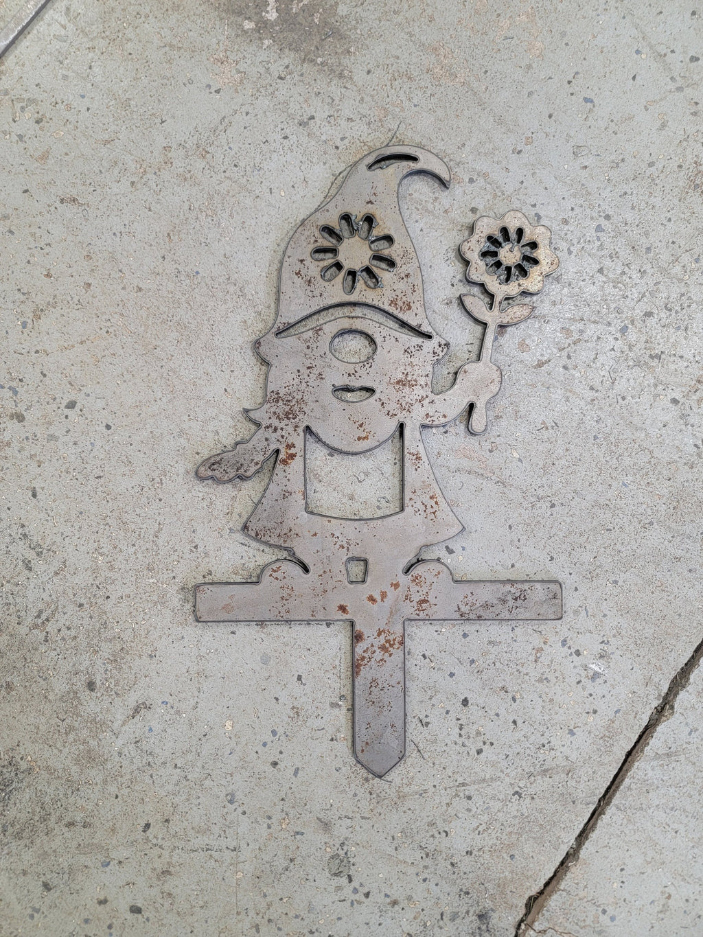 Flower Holding Gnome Garden Stake finished metal example (photo 4)