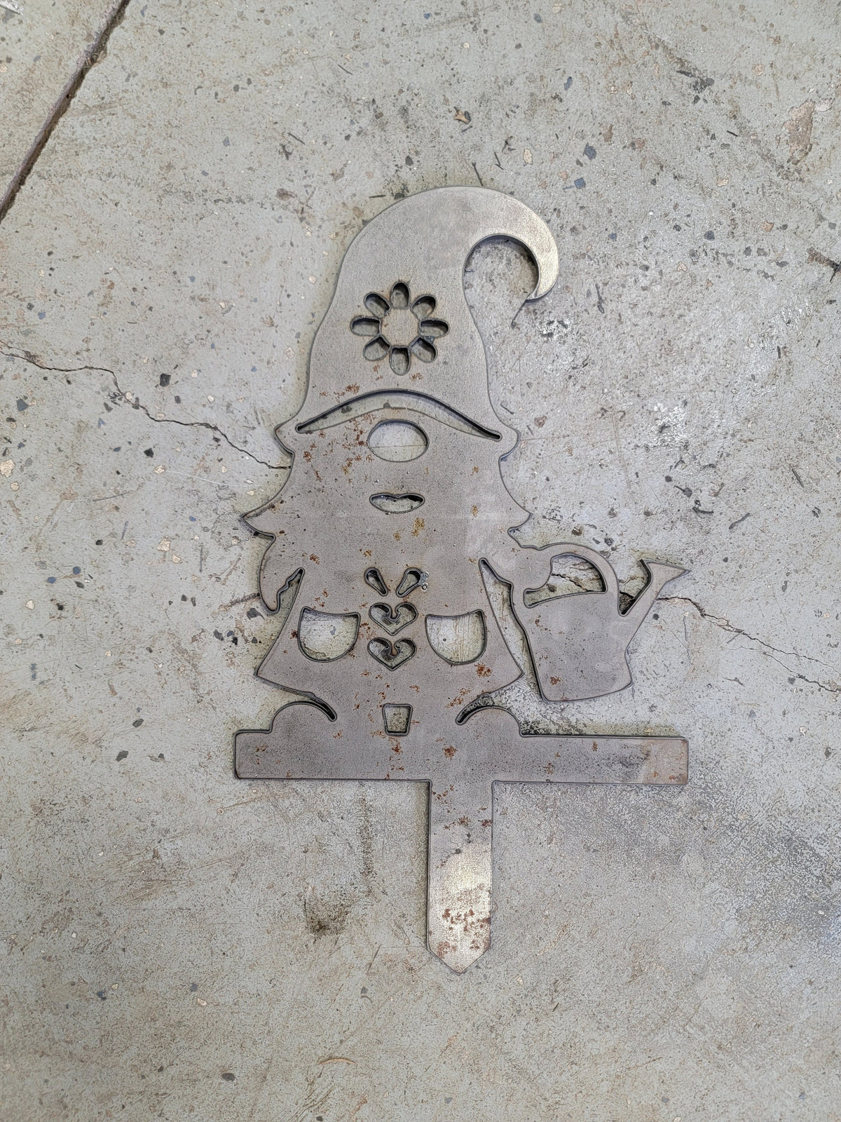 Apron Gnome Watering Can Garden Stake finished metal example (photo 3)