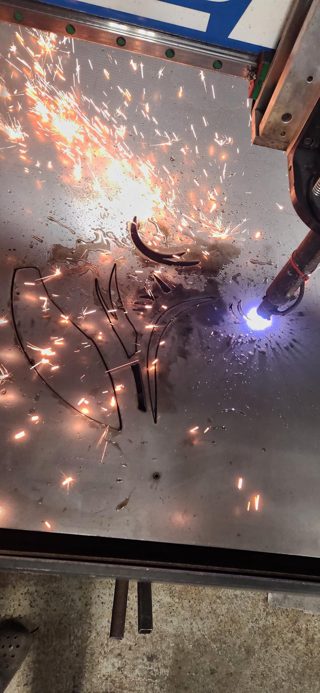 CNC plasma cutting the Buck Duck Fish Sign design (photo 5)