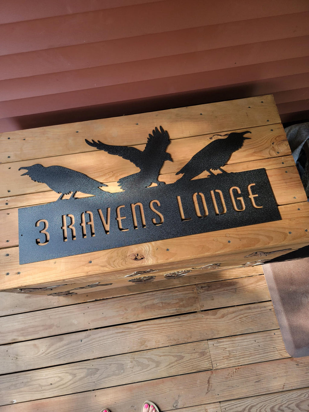 Three Ravens Lodge finished metal example
